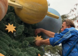 Новогоднюю елку установили в парке «Ривьера» в Сочи