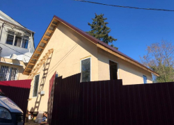 Коттедж, с помощью которого россиянки хотели зарабатывать на туристах, снесли в Сочи