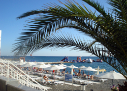 Пляжи Сочи полны народу