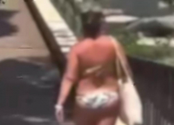 Полуголая туристка, гуляющая по Сочи, разозлила местных жителей