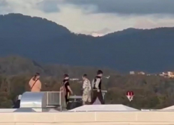 Школьники устроили опасную прогулку по крыше многоэтажки в Сочи