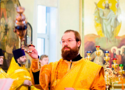 Батюшка из Екатеринбурга  повредил несколько машин 