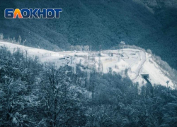 Сильный снегопад засыпал горнолыжные трассы в Сочи