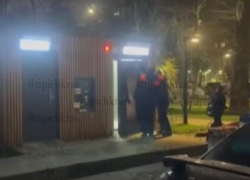Спасатели помогли мужчине, который застрял в общественном туалете в Сочи