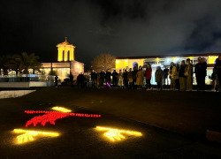 Жители Сочи почтили память жертв теракта в «Крокус Сити Холле»