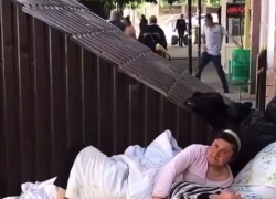 «С милым и рай в шалаше». В сети появилось видео с парой, которая поселилась на улице в центре Сочи