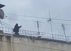 Подростки снимали видео на крыше многоэтажки во время атаки БПЛА в Сочи