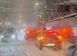 Снег парализовал движение в поселках Сочи