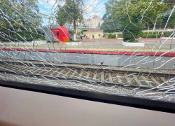 Три школьника из Сочи разбили стекло в электричке 