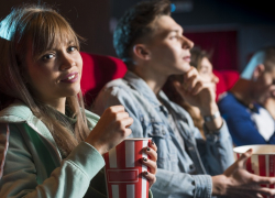 Владелец кинотеатра Сочи не разрешал заходить в зал с едой и напитками, купленными вне своей кассы