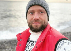 Блогер-сыроед, ребенок которого умер от голода, грубо обращался с женой