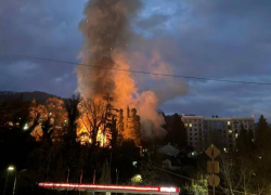 Старое общежитие дотла сгорело в Сочи