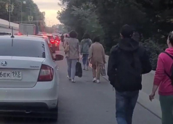 Люди вынуждены идти пешком по проезжей части из-за огромной пробки на сочинском шоссе 