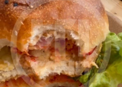 В сочинской пекарне покупательнице достался бургер с неприятным сюрпризом