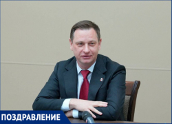 Мэр Сочи Андрей Прошунин поздравил женщин с 8 Марта