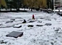 В Сочи дети катались на санках на воинском мемориале