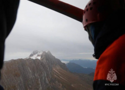 Группу туристов, из которой один погиб, а другой пострадал, сорвавшись со скалы, эвакуируют в Сочи