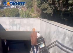 В оживленном переходе Сочи так и не установили пандус