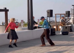 Зажигательный танец пенсионеров на набережной в Сочи покорил интернет