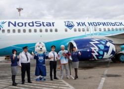 В аэропорту Сочи встретили самолет авиакомпании NordStar в хоккейной ливрее