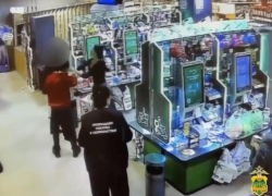 Пьяный мужчина, которому требовалась добавка, напал с ножом на продавцов в магазине Сочи