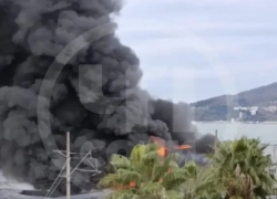 Кафе и складские помещения сгорели на пляже в Сочи