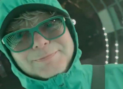 Рыжий из «Иванушек» проводит осенний отпуск в Сочи, маскируясь в капюшоне и очках