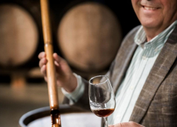 «Одна минута и вино готово: на видео показали, как делают «домашнее вино» в Сочи