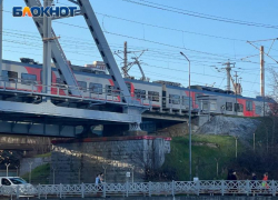 8-летнего ребенка снесло воздухом от пассажирского поезда в Сочи 