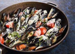 «Можно проголодаться, пока стоишь». В Сочи собралась огромная очередь за мидиями