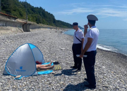 В Сочи начали вылавливать голых туристов на пляжах 