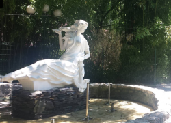 В Сочи за 900 тысяч благоустроят фонтан у скульптуры "Девушка Хоста"