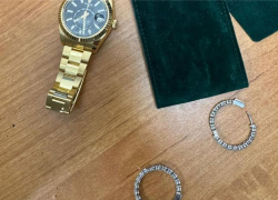 С пассажирки в аэропорту Сочи сняли украшения на 7 миллионов рублей