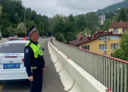 Полицейские из Сочи отговорили молодую девушку от прыжка с моста