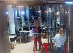 В Сочи девушки устроили откровенную фотосессию в кафе быстрого питания
