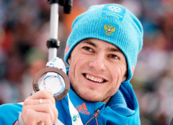 Чемпион мира по биатлону прокомментировал падение лыжниц в горах Сочи