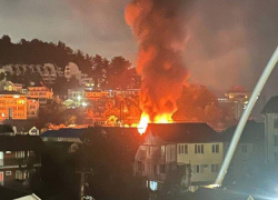 Три дома и автомобиль сгорели при пожаре в Сочи, который не могли потушить более трех часов