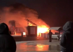 Пожар на набережной в Сочи уничтожил спасательную будку и общественный туалет