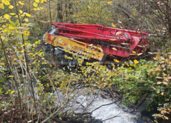 Строительная техника рухнула в кювет в Красной Поляне