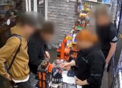 Двое парней украли банковские карты у женщины в Сочи и купили себе алкоголь