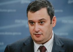 Депутат Хинштейн осудил отсутствие символики Дня Победы в отелях Сочи