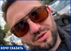 Машины стоят вдоль дорог, а огромная закрытая территория пустует: россиянина возмутило бездействие властей, когда людям в Сочи негде парковаться