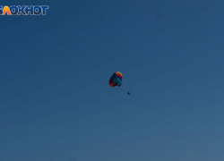 20 спортсменов одновременно прыгнули с парашютами в Сочи 