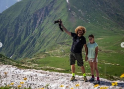  «Ходите в горы, друзья. Это лучше, чем ваш футбол»: блогер Варламов отдохнул в горах Сочи 