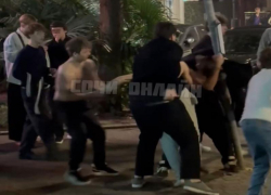 Зумеры устроили массовую драку в центре Сочи