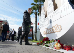 Стихийный мемориал в память о жертвах теракта в «Крокус Сити Холле» образовался в Сочи