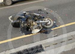 В Сочи двое подростков на скутере врезались в грузовик