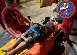 В Сочи спасатели эвакуировали мужчину с травмами из поймы реки 