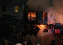 Пять человек эвакуировали во время крупного пожара в центре Сочи