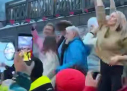 74-летний Олег Газманов устроил зажигательные танцы с девушками в горах Сочи